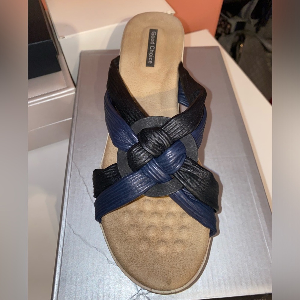 Good Choice Women's Black & Navy Sandals